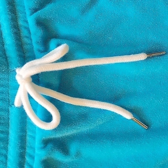 Turquise TERRYCLOTH mini skirt with white trim.  Ties at waist.  Size is 19 XXL - Picture 5 of 6